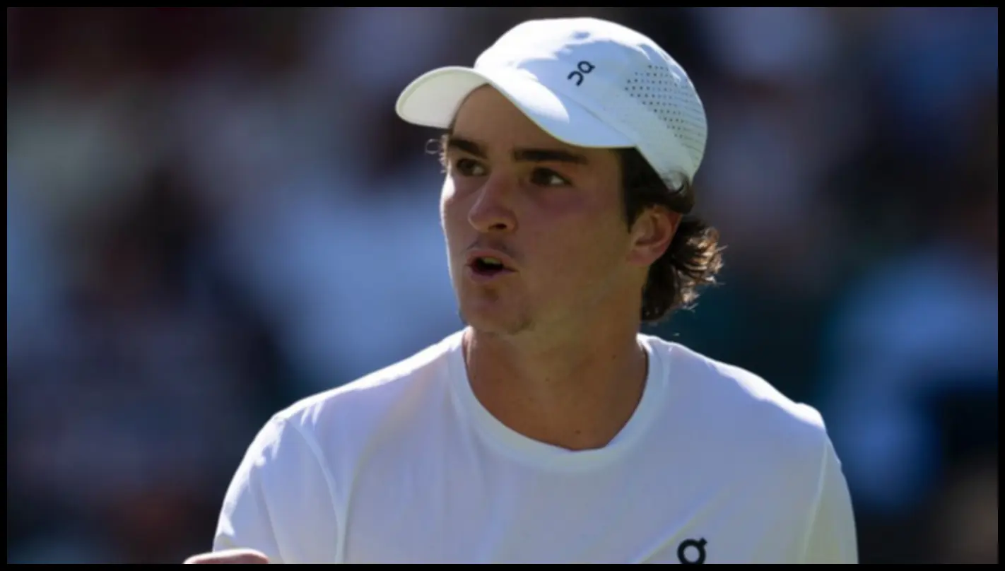 João Fonseca em ação durante o torneio de Wimbledon