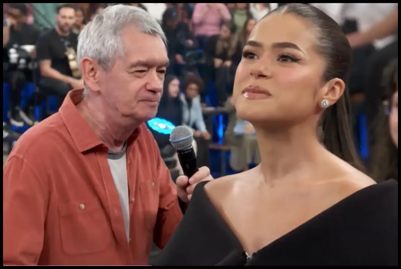 Maisa Silva sorrindo e brilhando nos palcos da televisão brasileira, irradiando carisma.