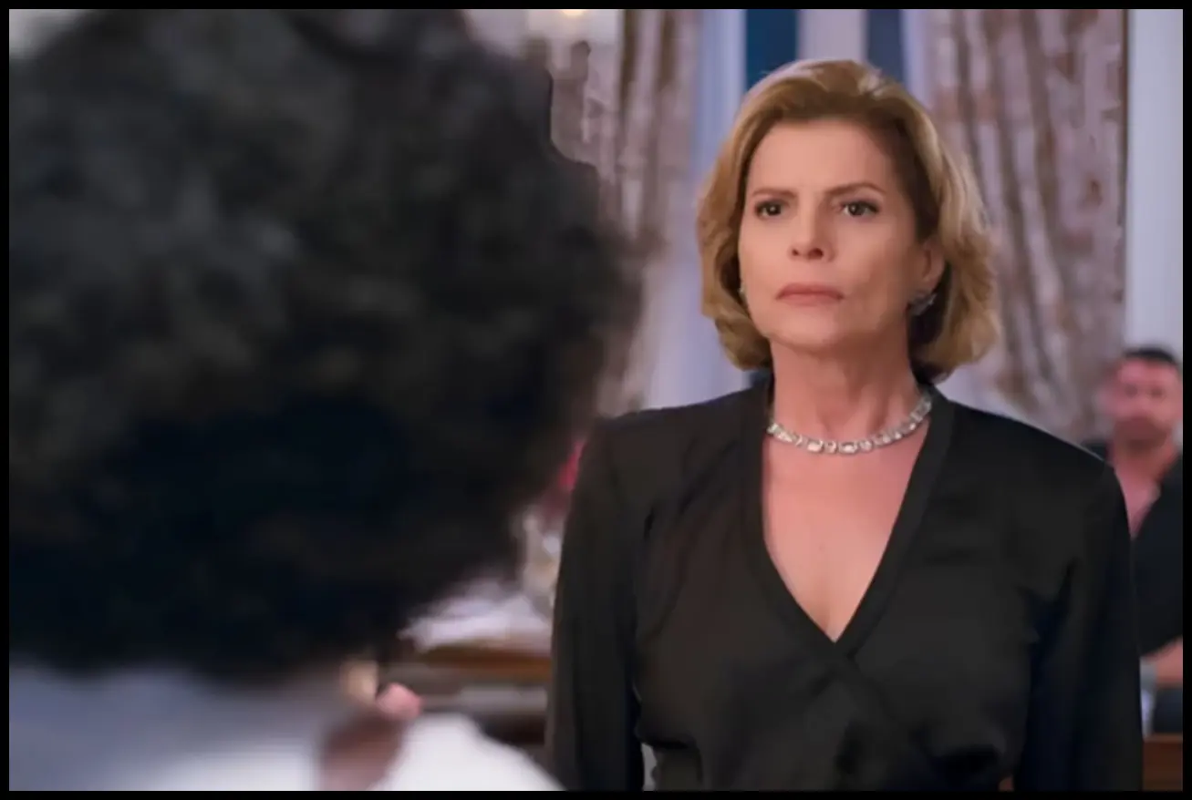 Maria de Fátima confrontando Odete Roitman, intensificando a rivalidade na novela Vale Tudo.