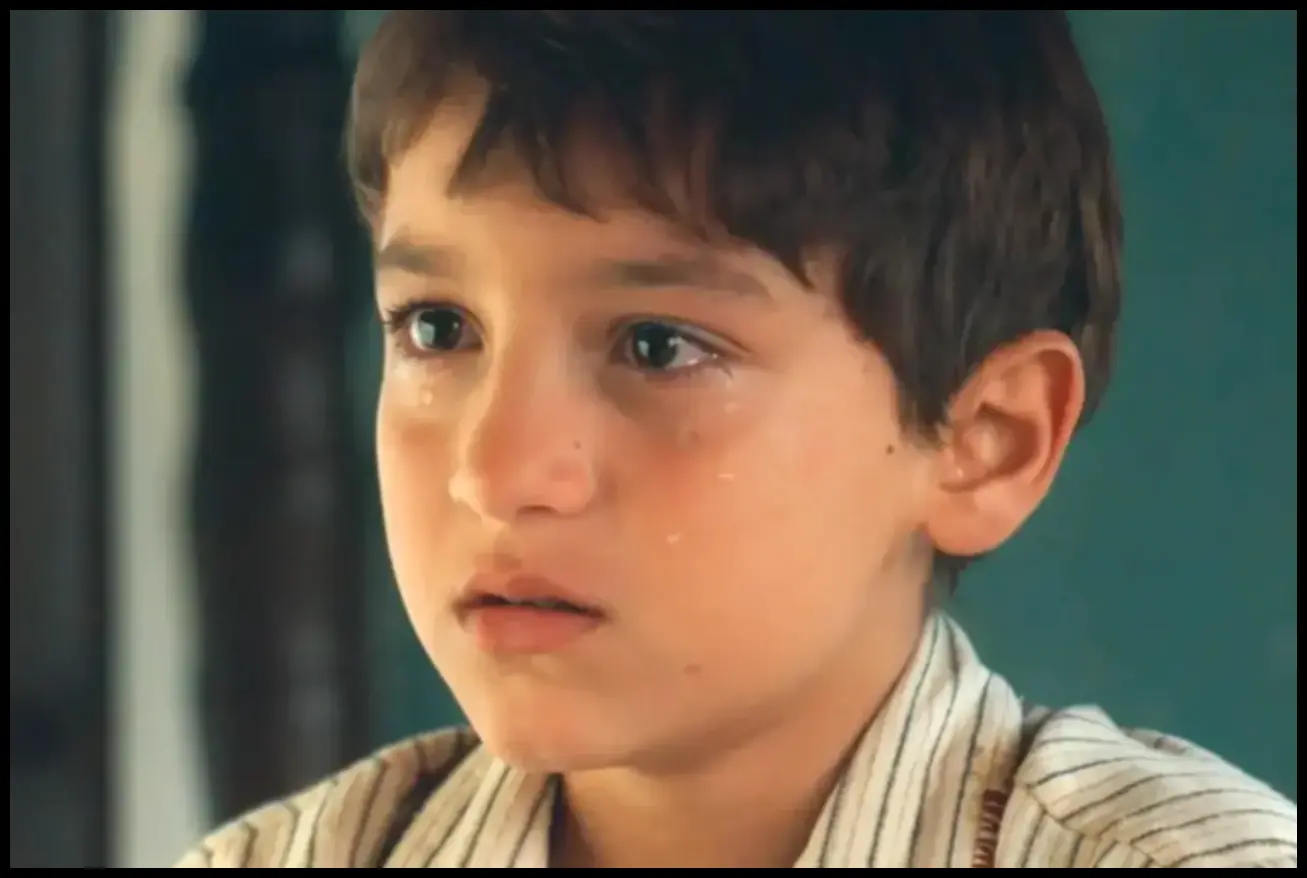 Samir, o protagonista de Êta Mundo Melhor!, em um momento de transição e esperança, olhando para o futuro com ares de incerteza e otimismo.
