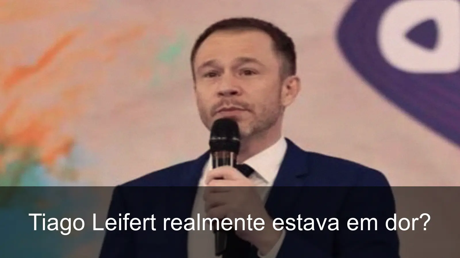 Tiago Leifert narrando um jogo no SBT