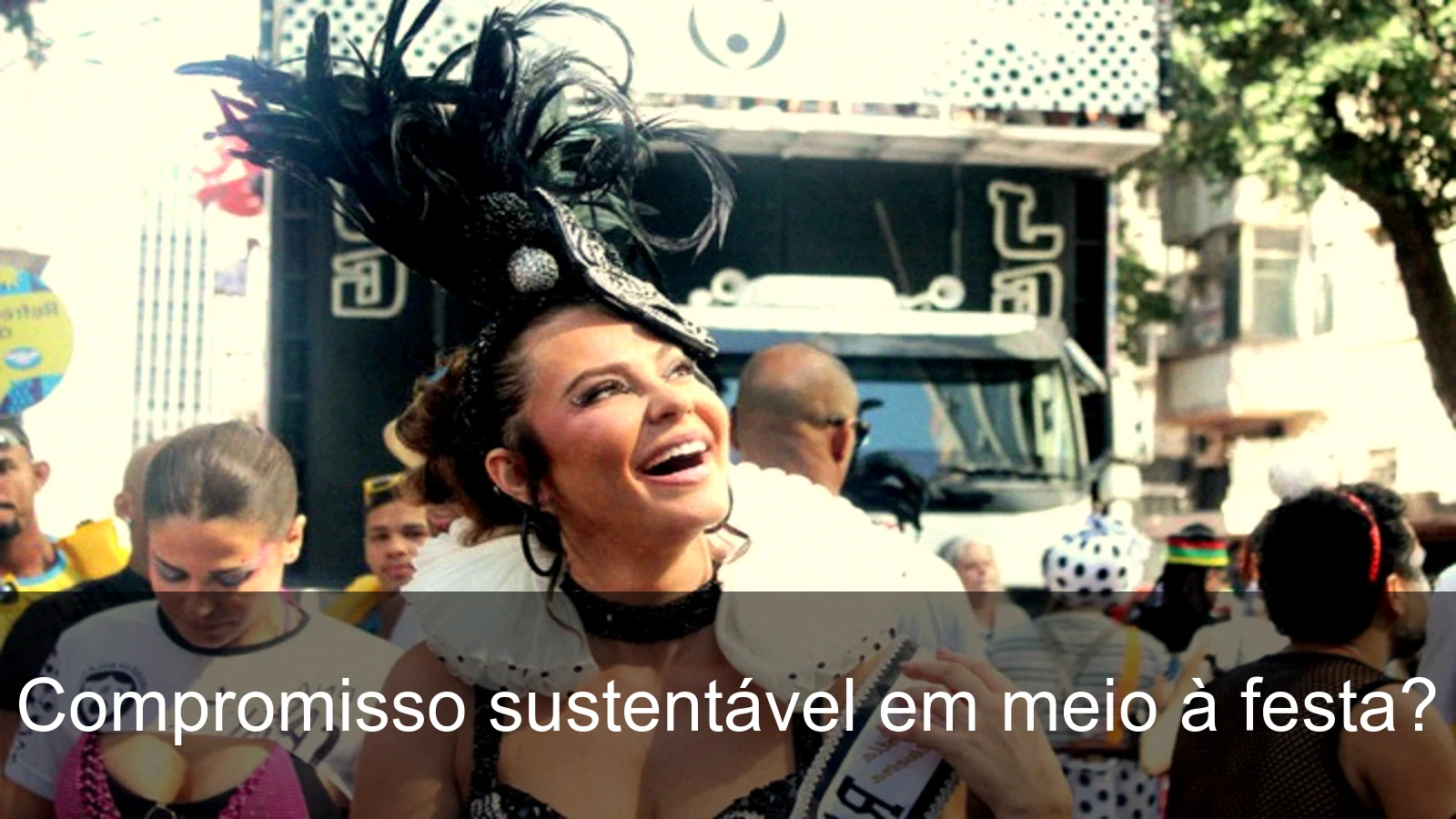 Desfile do Cordão da Bola Preta repleto de foliões e cores vibrantes